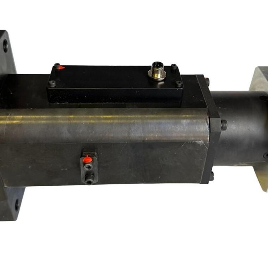 Used NEW MOOG CC32330 SERVO GEARMOTOR / CYLINDER LAGAK1 2925817 CONVERTER
