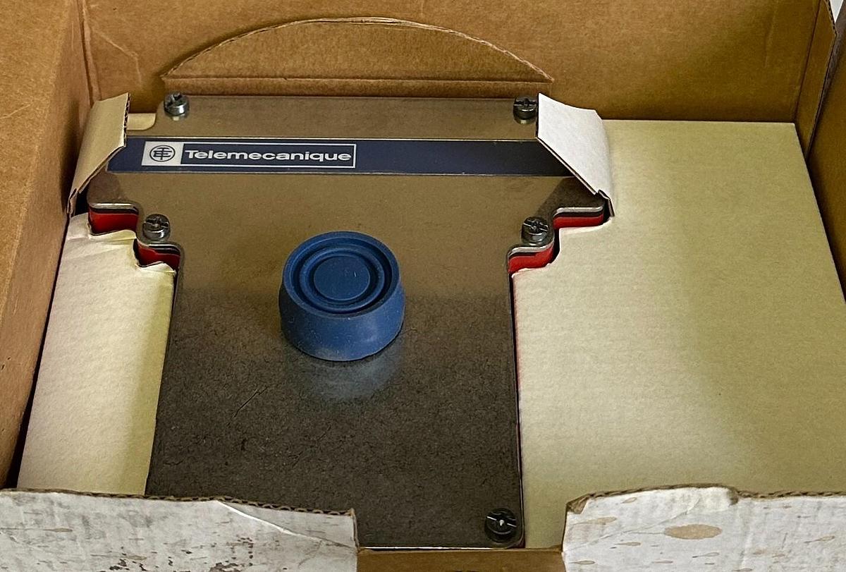Used NEW TELEMECANIQUE XY2CE1A250 EMERGENCY STOP TRIP WIRE CABLE PULL SWITCH 300VAC