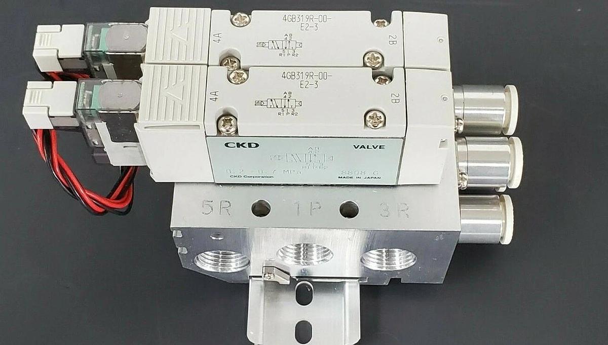 Used NIB CKD M4GB310R-C10-E2D-2-3 VALVE MANIFOLD ASSEMBLY DC24V M4GB310RC10E2D23