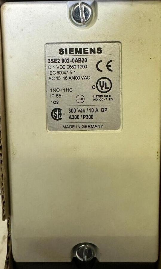 Used NEW SIEMENS 3SE2 902-0AB20 / 3SE29020AB20 FOOT SWITCH W/O PROTECTIVE COVER