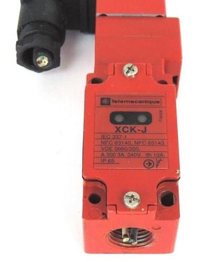 Used TELEMECANIQUE XCK-J5954F3H4 SAFETY SWITCH XCKJ5954F3H4 W/ ZCK-J922H4 CONNECTOR
