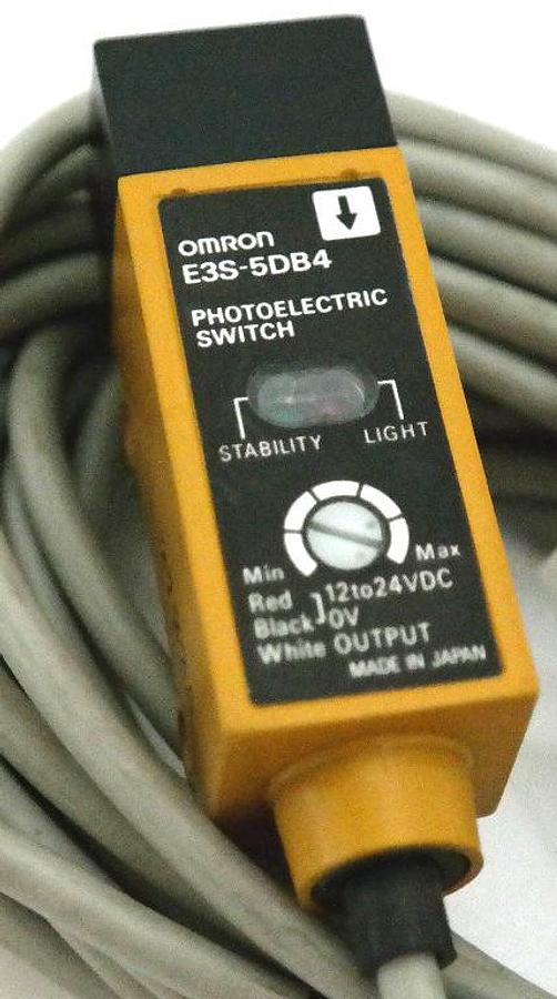 Used NEW OMRON E3S-5DB4 PHOTOELECTRIC EMITTER 5M RANGE 12-24VDC E3S5DB4