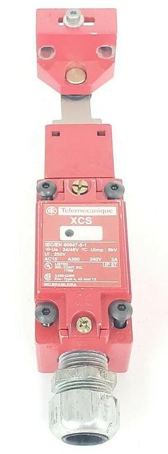 Used TELEMECANIQUE XCS-A713 LIMIT SWITCH XCSA713 W/ KEY, XCS