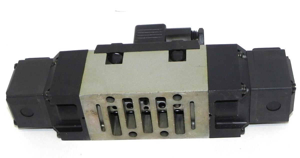 Used SMC VS7-8-FG-D-1N SOLENOID VALVE VS78FGD1N, AC100V