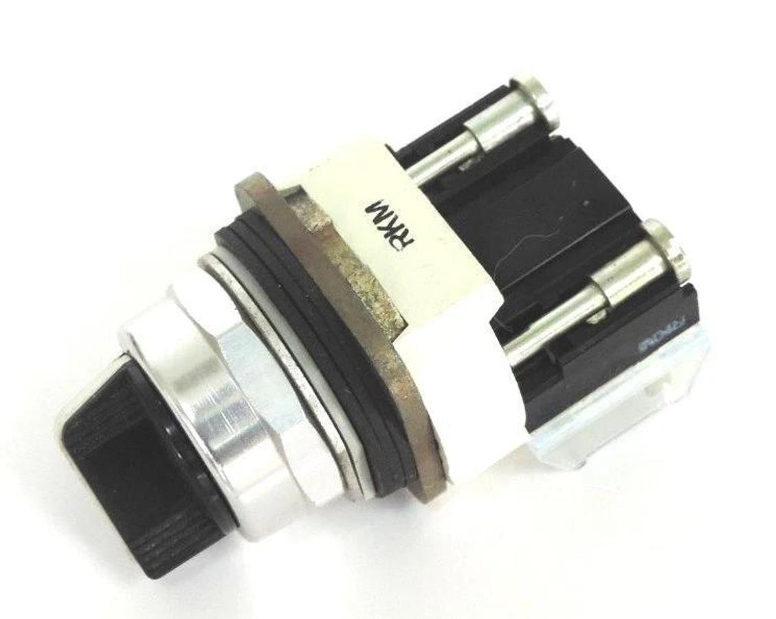 Used ALLEN BRADLEY 800T-H2 SELECTOR SWITCH SER. T W/ 800T-XA SER. C CONTACT BLOCK