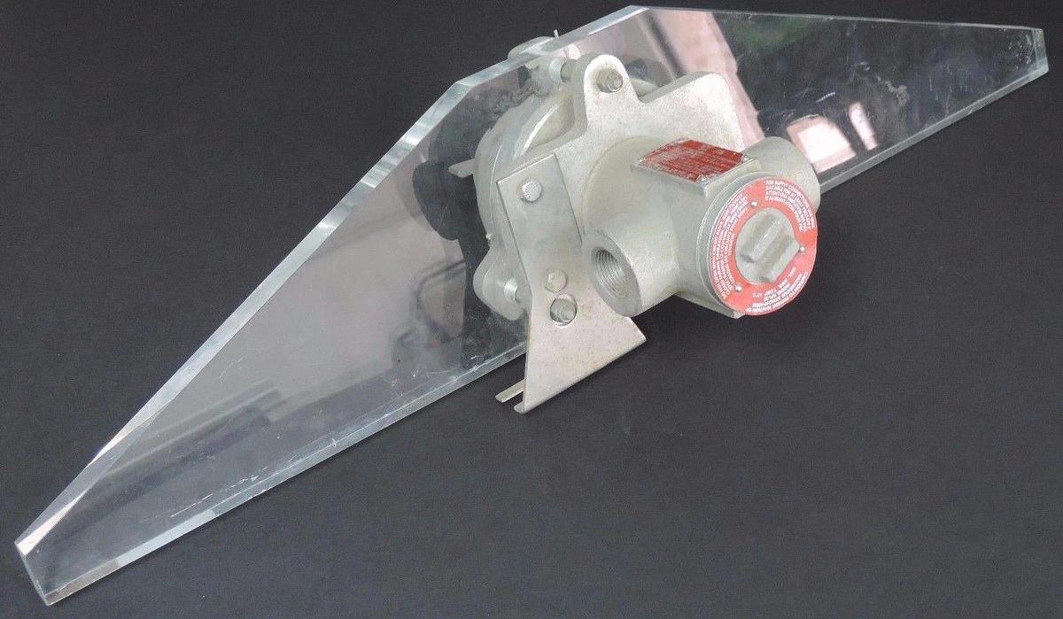Used STRAHMAN XPI-20 LIQUID LEVEL GAUGE FOR HAZARDOUS LOCATIONS 110-230V 58W XPI20