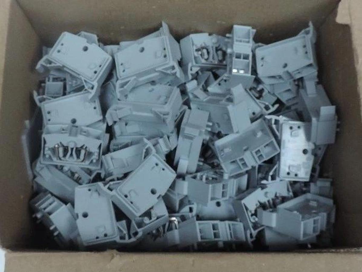 LOT OF 88 NEW PHOENIX CONTACT IEC-60947-7-1, TERMINAL BLOCKS GREY IEC6094771