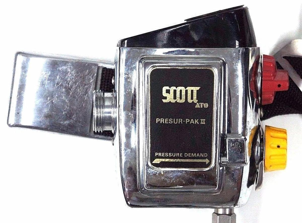 Used SCOTT AIR-PAK II PRESUR-PAK 800212-00 HARNESS P/N 800020-04 WITH MASK AND CASE