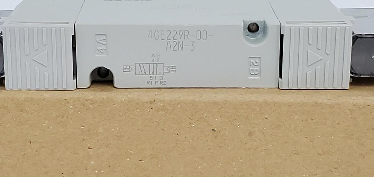 NIB CKD 4GE229R-00-A2N-3 SOLENOID VALVE 4GE229R00A2N, DC24V