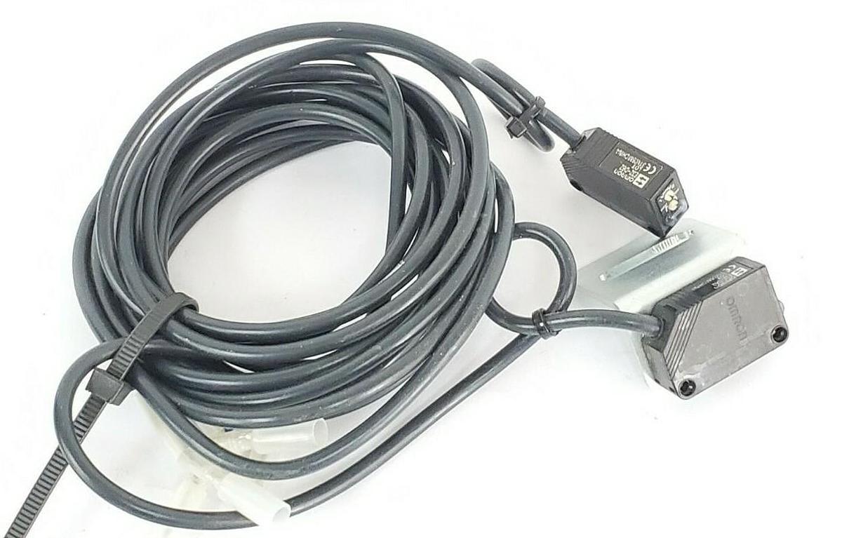 Used LOT OF 2 OMRON E3Z-D62 PHOTOELECTRIC SENSORS 2 METER RANGE NPN 12/24 VDC