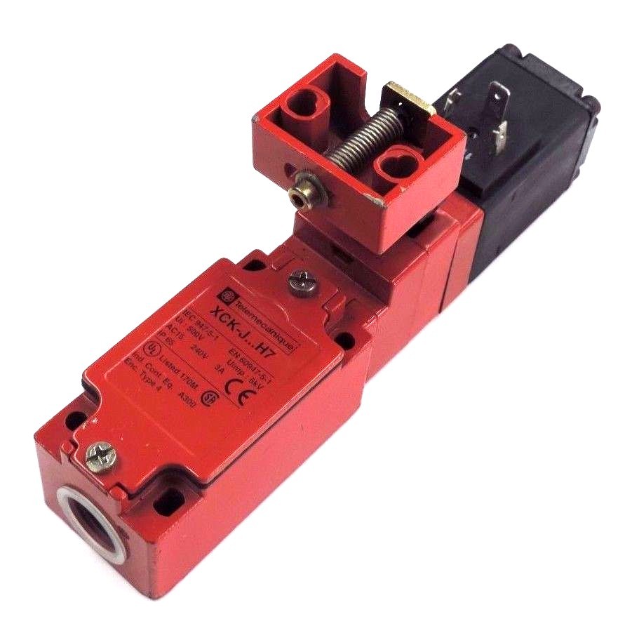 Used TELEMECANIQUE XCK-J5983F0 SAFETY INTERLOCK SWITCH W/ XCK-Y091 KEY, 110V COIL