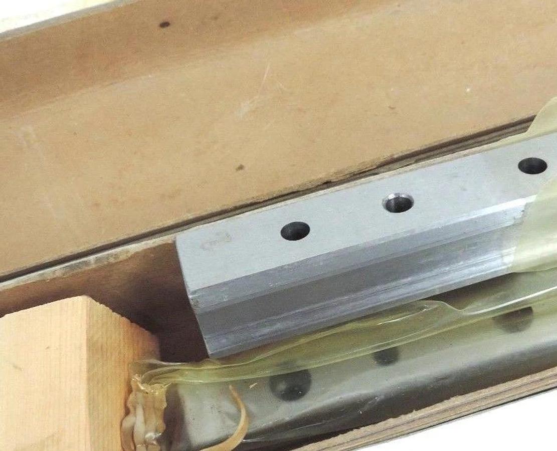 LOT OF 2 NEW THOMSON RG25NL1136 ACCUGLIDE LINEAR GUIDE RAILS 43-805-0710, 1136