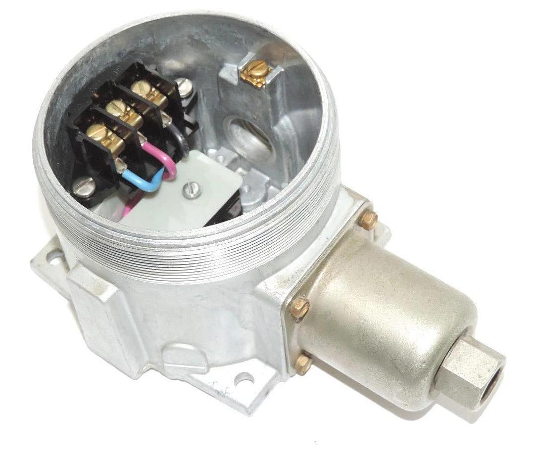 Used UNITED ELECTRIC CONTROLS CO. J120-9758-144 PRESSURE SWITCH 15AMPS, 480VAC