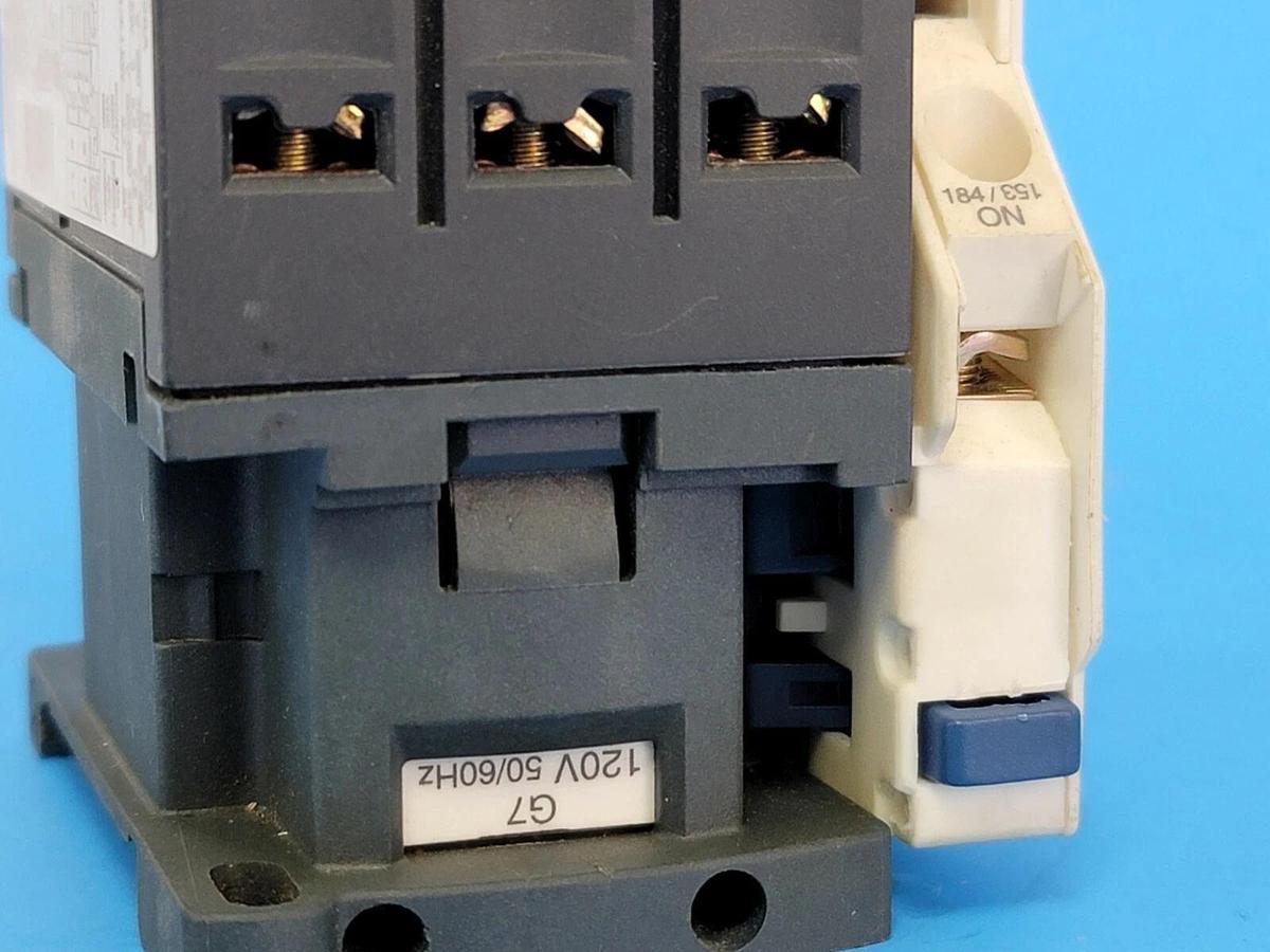 Used SCHNEIDER TELEMECANIQUE LC1-D12G7 CONTACTOR W/ LA2-DT0 & LAD-8N20, 1D12G7