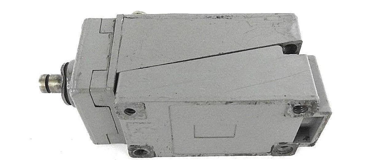 Used SQUARE D 9007-B54E LIMIT SWITCH TOP PUSH ROD PLUNGER W/1NO-1NC CONT., SER. A