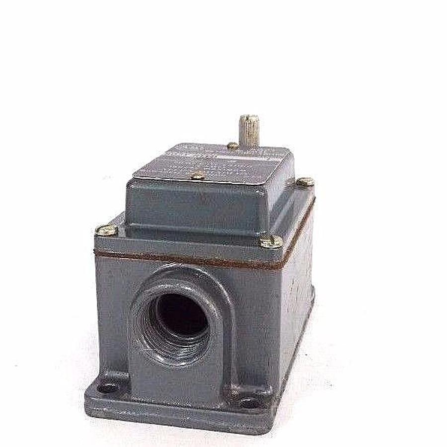 Used NEW ALLEN BRADLEY 802T-R1TD SER. 1 LIMIT SWITCH 802TR1TD 3AMPS, 120VAC MAX.