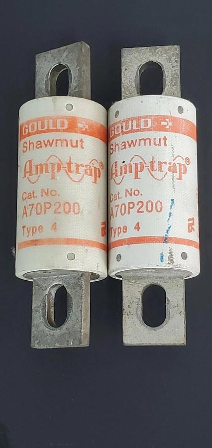 Used LOT OF 2 GOULD SHAWMUT A70P200 AMP-TRAP FUSES TYPE: 4