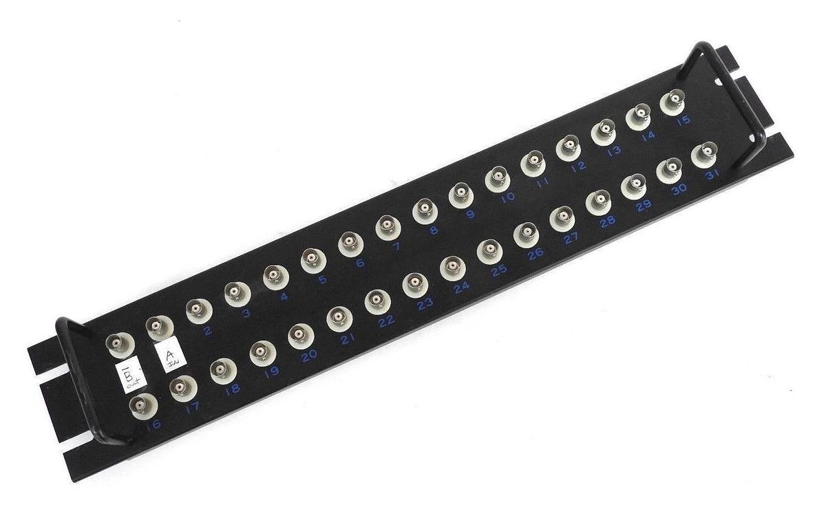 Used L-COM PR35B32BLK BNC FEED-THRU PATCH PANEL, 32-PORT