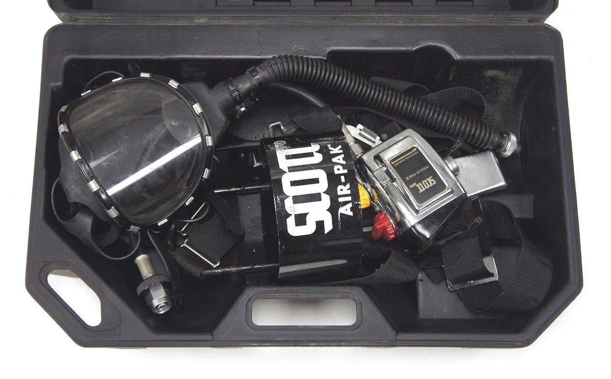 Used SCOTT AIR-PAK II PRESUR-PAK 800212-00 HARNESS P/N 800020-04 WITH MASK AND CASE
