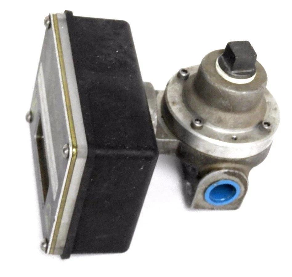 Used UNIVERSAL FLOW MONITORS 33174 FLOW METER SN-DSF1/2G-4-1100V.86-1WL-HT-.1D