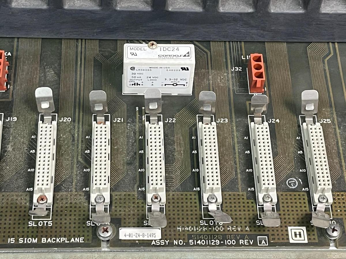 Used Honeywell 51401525-100 Rev A 15-Slot Chassis w/ (2) 51304485-100 Digital Modules