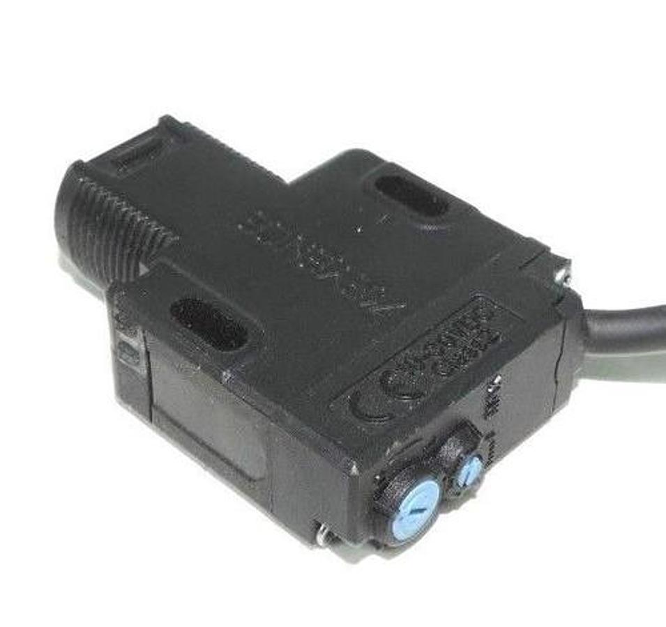 Used NEW KEYENCE CORP PZ-G61B PHOTOELECTRIC SENSOR 4.2METER RANGE 10-30VDC PZG61B