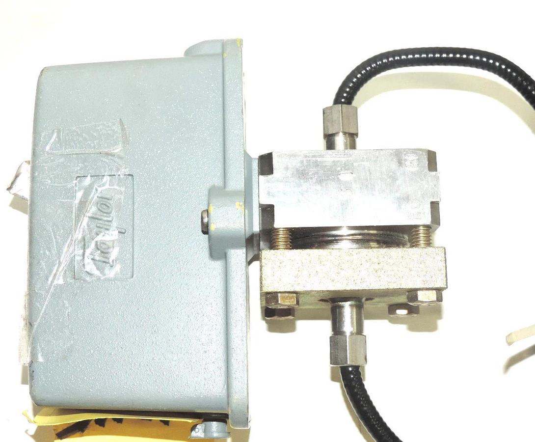 Used TAYLOR 323T MEDIUM RANGE PNEUMATIC TRANSMITTER 323TD00263-10-87 W/ 2 316-L SEALS