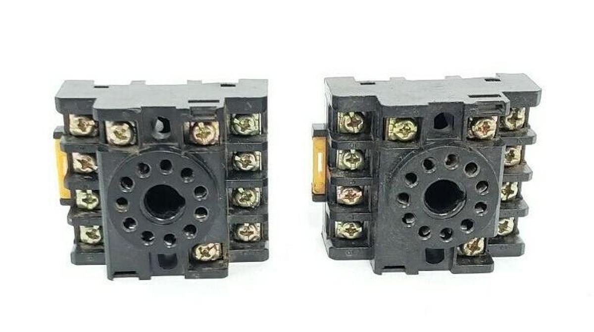 Used LOT OF 2 YOUNG ELECTRONICS DS-11 RELAY SOCKETS 11PIN, 10A, 300V
