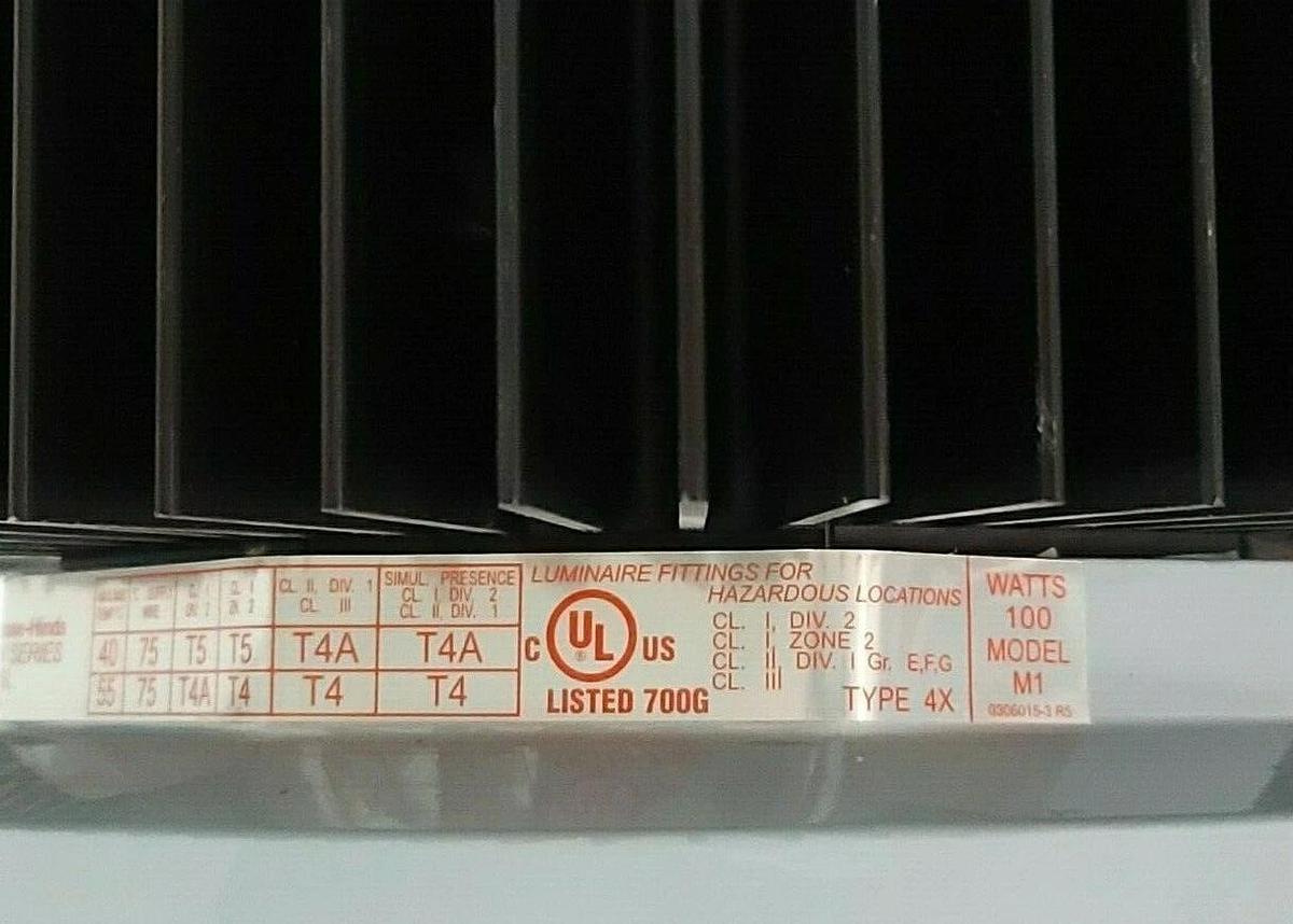 NEW COOPER CROUSE-HINDS VMV9L LED LIGHT W/ (2) TRC-050S110SC LED DRIVERS