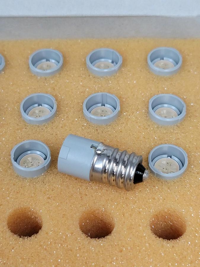 Used BOX OF 15 NEW FUJI ELECTRIC APX509-24O LED BULBS APX50924O