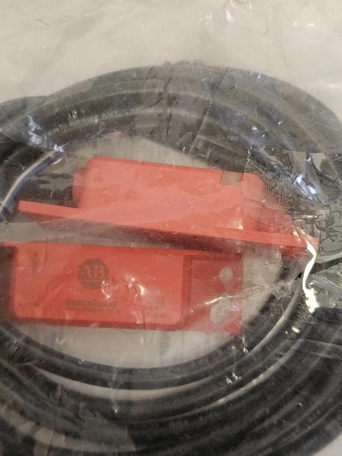 Allen Bradley 440N-Z21SS2A /B SensaGuard Non-Contact Interlock Switches NSMP