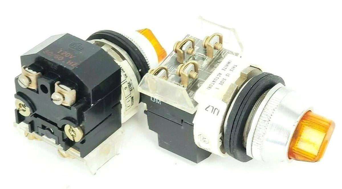 Used (2) ALLEN BRADLEY 800T-16HX2KB6 SELECTOR SWITCH AMBER SER. N W/ 800T-XA SER. C