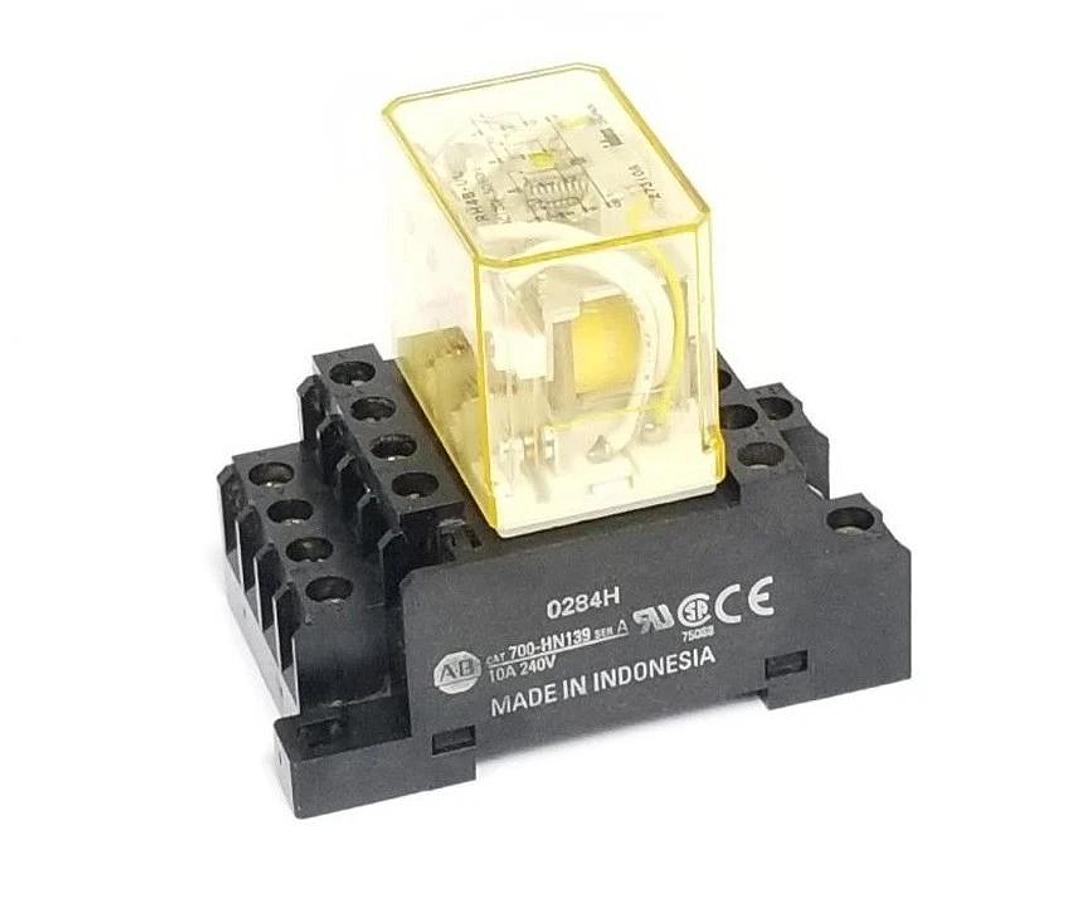 Used ALLEN BRADLEY 700-HN139 RELAY BASE SER. A W/ RH4B-UL RELAY