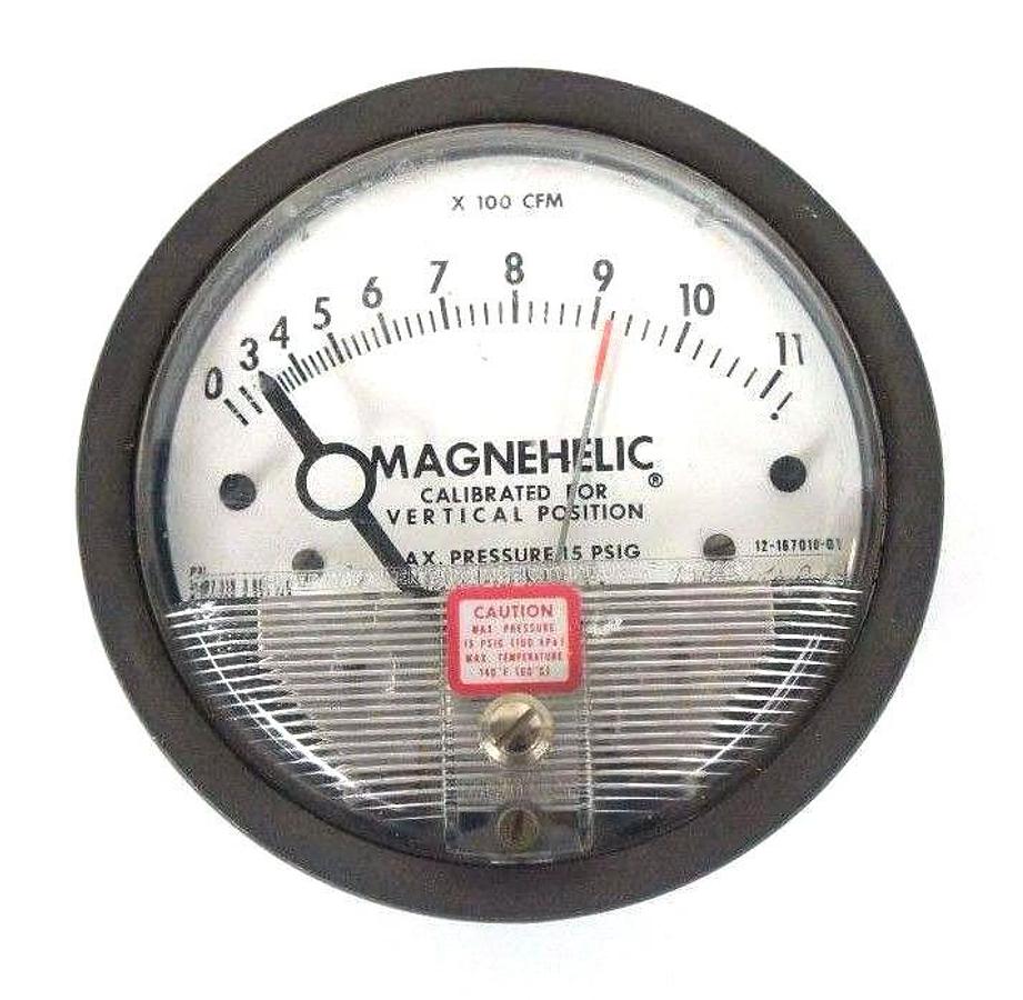 Used DWYER 12-166981-00  MAGNEHELIC PRESSURE GAUGE 15 PSIG MAX, 0-40, 1216698100