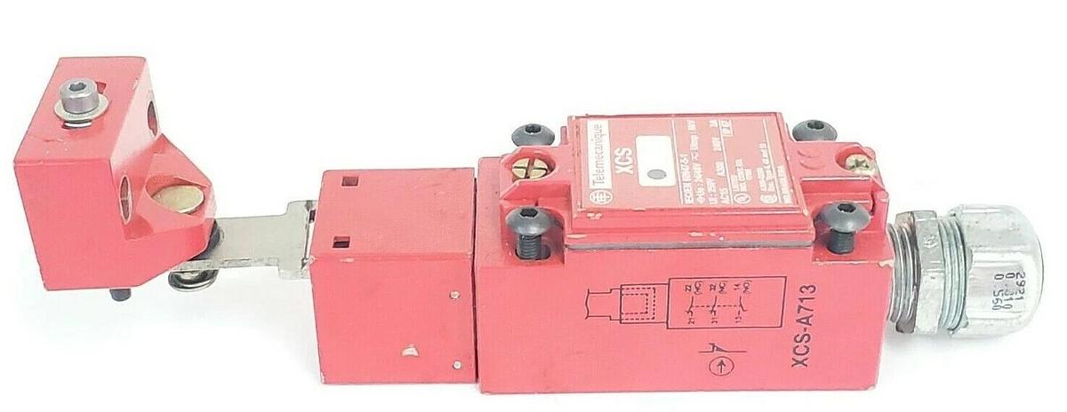Used TELEMECANIQUE XCS-A713 LIMIT SWITCH XCSA713 W/ KEY, XCS