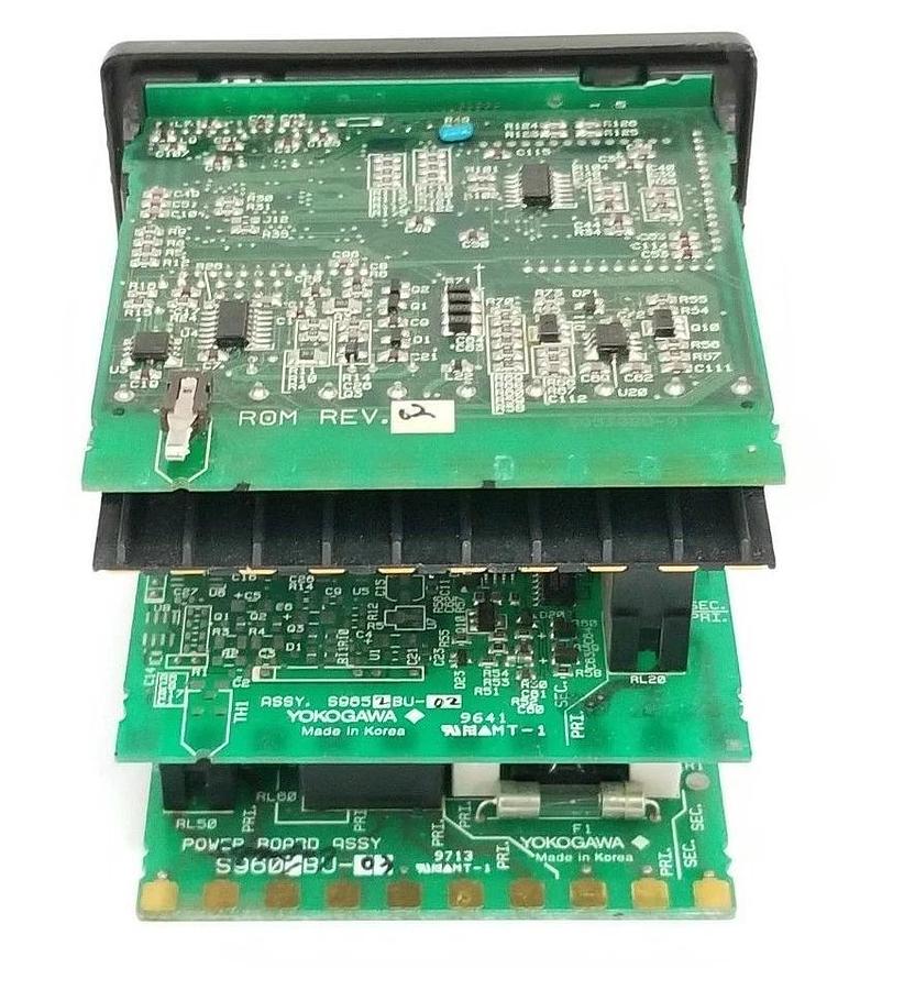 Used YOKOGAWA UT550 TEMPERATURE CONTROLLER UT550-24 T1D911754 438