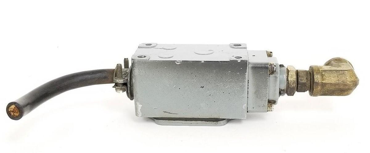 Used CUTLER HAMMER 10316H659A LIMIT SWITCH, 600VAC, 100PSI