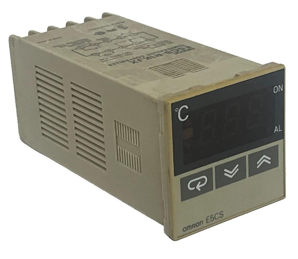 Used OMRON E5CS-R1KJX Temperature Controller 1/16 DIN Relay 3A 250VAC 100-240VAC