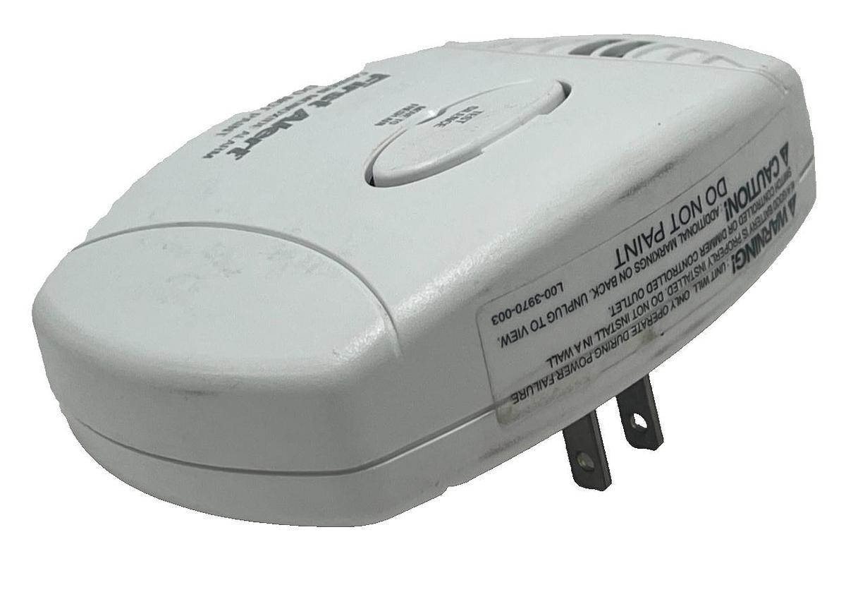 Used (2) First Alert CO605B Carbon Monoxide Alarm CO Detectors 9V Battery Powered