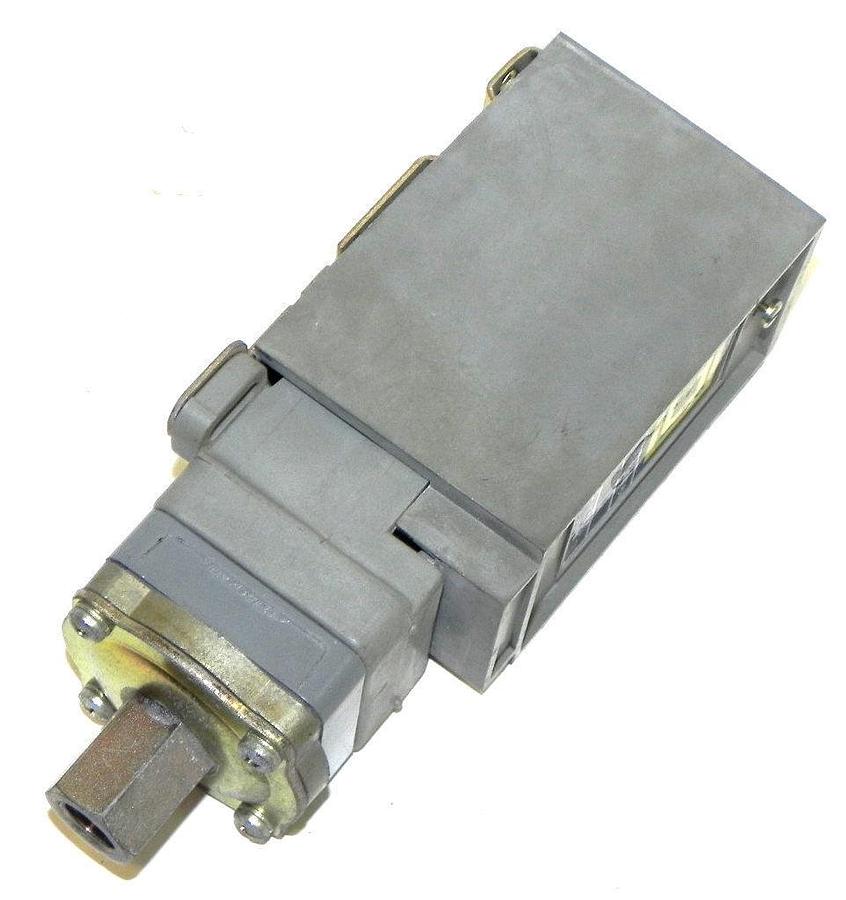 Used SQUARE D 9012-GNG-3 PRESSURE SWITCH 9012GNG3
