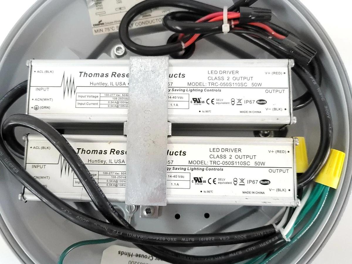NEW COOPER CROUSE-HINDS VMV9L LED LIGHT W/ (2) TRC-050S110SC LED DRIVERS