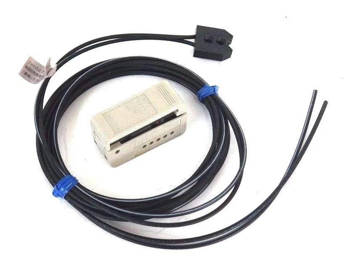 Used NIB OMRON E32-L25A PHOTOELECTRIC EDGE SENSOR RIGHT ANGLE MOUNT E32L25A