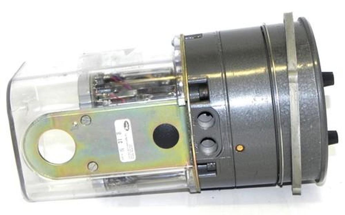 Used DWYER 43230S PRESSURE SWITCH CAPSU-PHOTOHELIC CIRCUIT HH-117 VAC