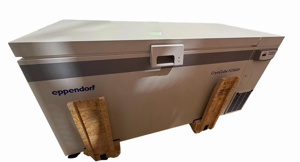 Used EPPENDORF CRYOCUBE FC660C ULTRA-LOW TEMPERATURE FREEZER 660 L (for parts)