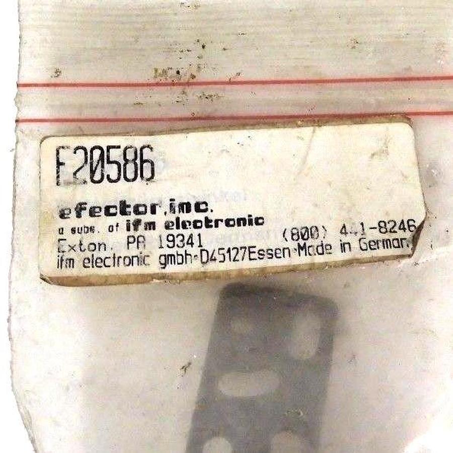 NIB IFM EFECTOR E20586 ANGLE BRACKET ASSEMBLY