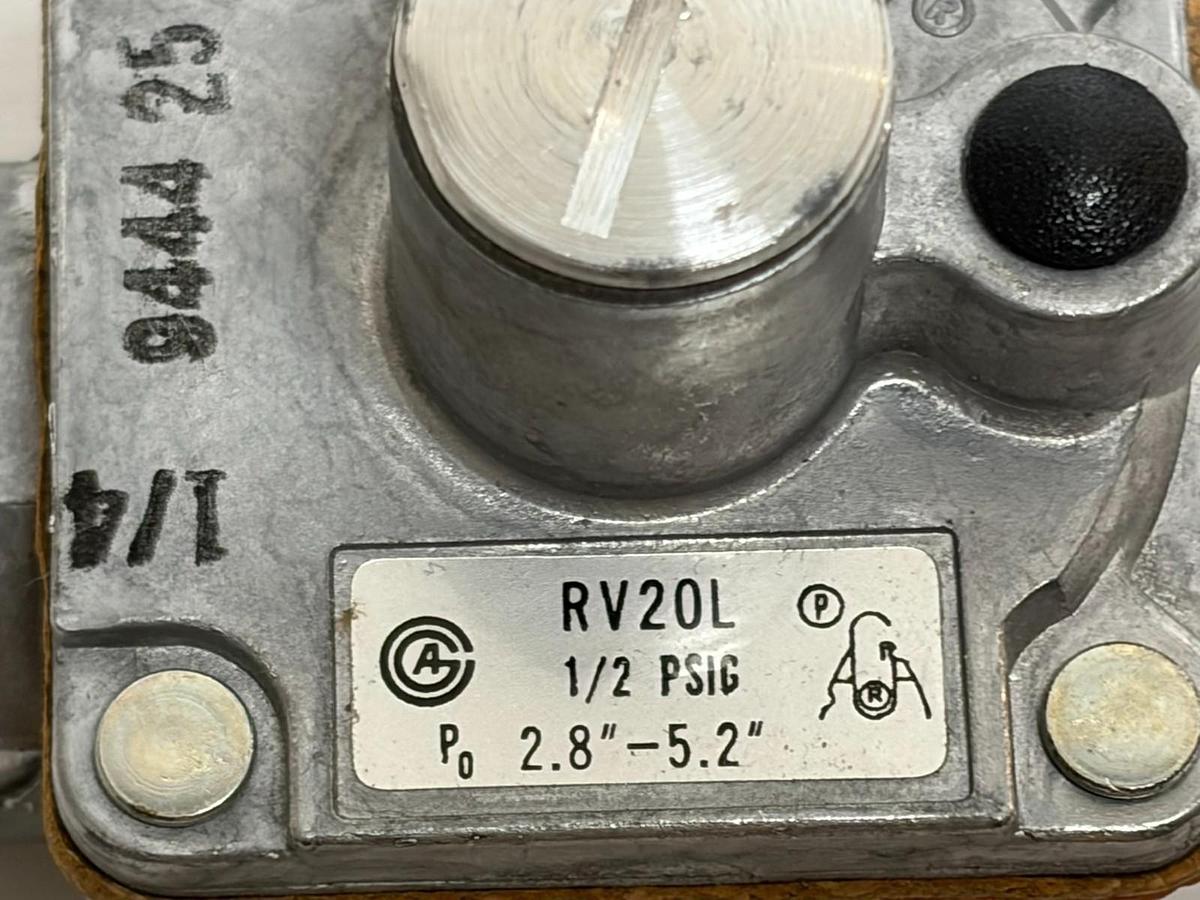 Used Lot of 2 Maxitrol RV20L Gas Pressure Regulator 1/4" NPT 1/2 PSIG 2.8"-5.2" WC