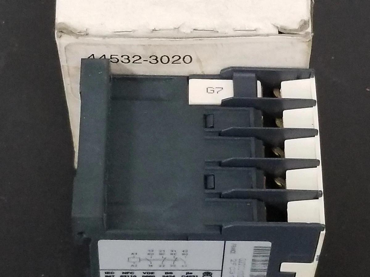 Used NIB OMRON STI 44532-3020 FGR22 110VAC 2NO + 2NC, 445323020