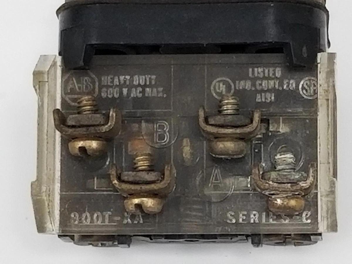 Used ALLEN BRADLEY 800T-B6 PUSHBUTTON RED SER. N, W/ (1) 800T-XA CONTACT