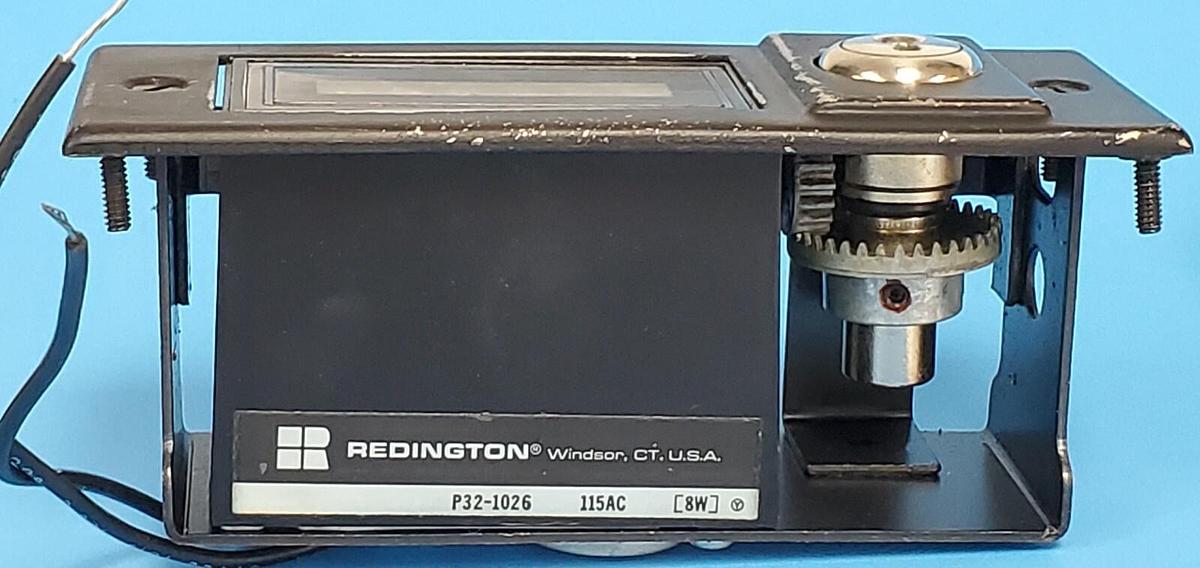 Used REDINGTON P32-1026 115VAC 8W ELECTRONIC COUNTER PANEL MOUNT 6 FIGURE