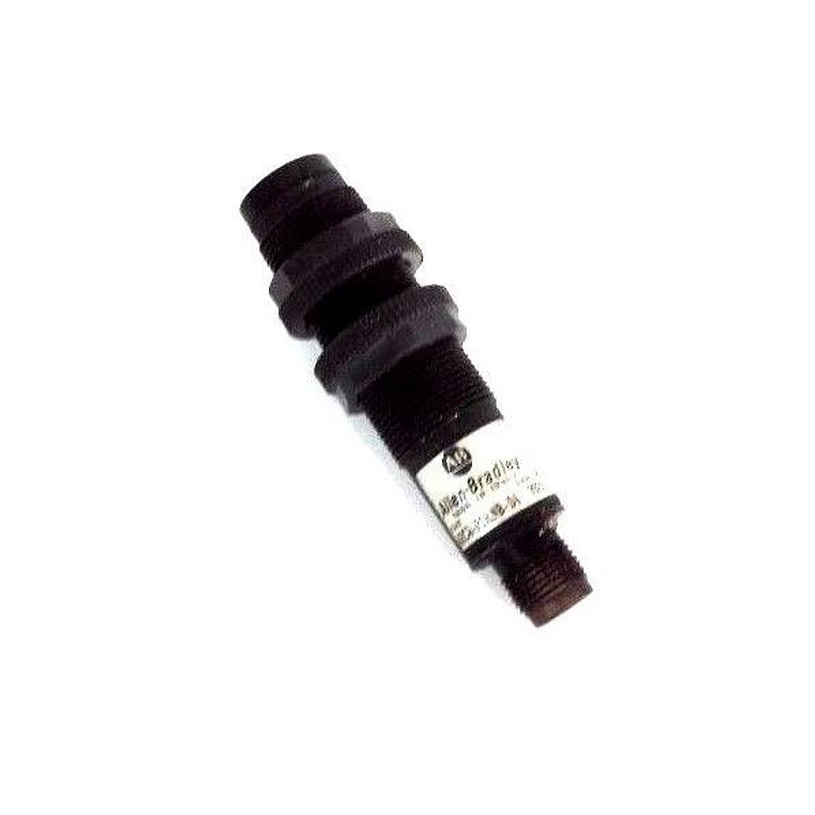 Used ALLEN BRADLEY 42CA-R1KNB-D4 SENSOR 42CAR1KNBD4, SER. A W/ NUTS